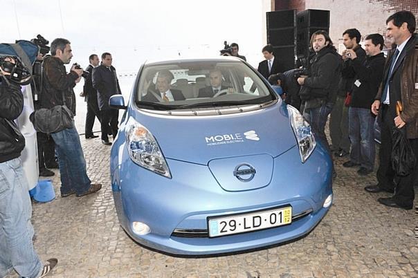 Übergabe der ersten zehn Leaf in Portugal. Foto: Nissan/Auto-Reporter.NET